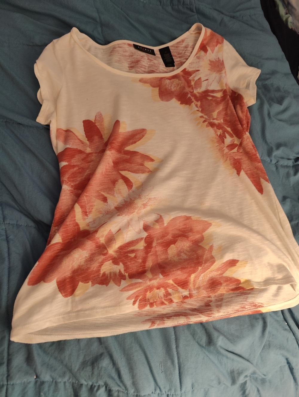 Nwot Axcess White Short-Sleeve Tee with Coral Floral Print,Size M